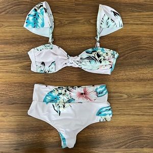 Like new Womens 2 piece Floral Bikini w/ Removable Cap Sleeves size small